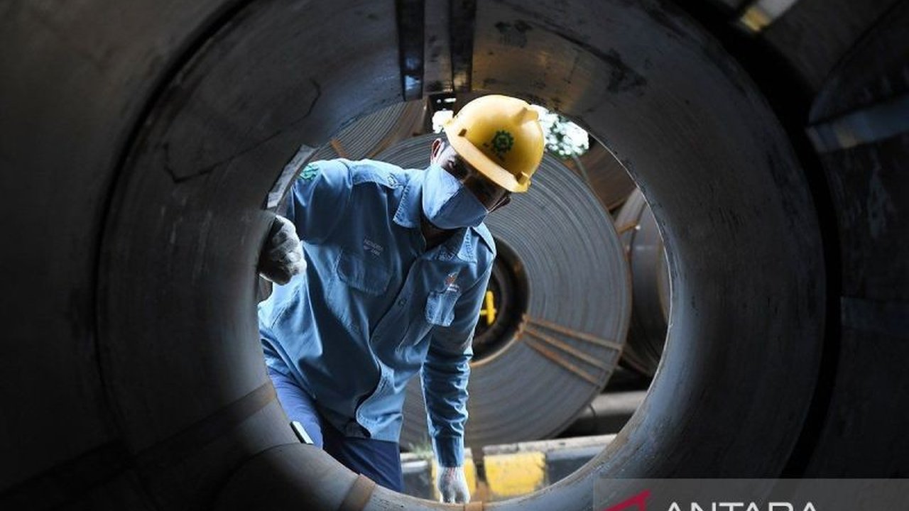 Kebijakan hilirisasi baja dinilai sangat penting untuk pembangunan infrastruktur Indonesia, mengurangi ketergantungan impor, dan meningkatkan nilai tambah produksi baja dalam negeri.