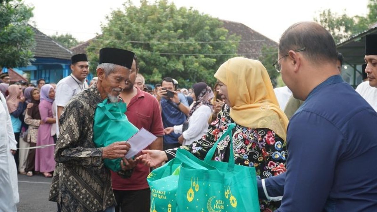Gubernur Jatim, Khofifah Indar Parawansa, menyerahkan 500 paket sembako kepada tenaga pendidik prasejahtera di Jombang sebagai bentuk apresiasi dan dukungan.