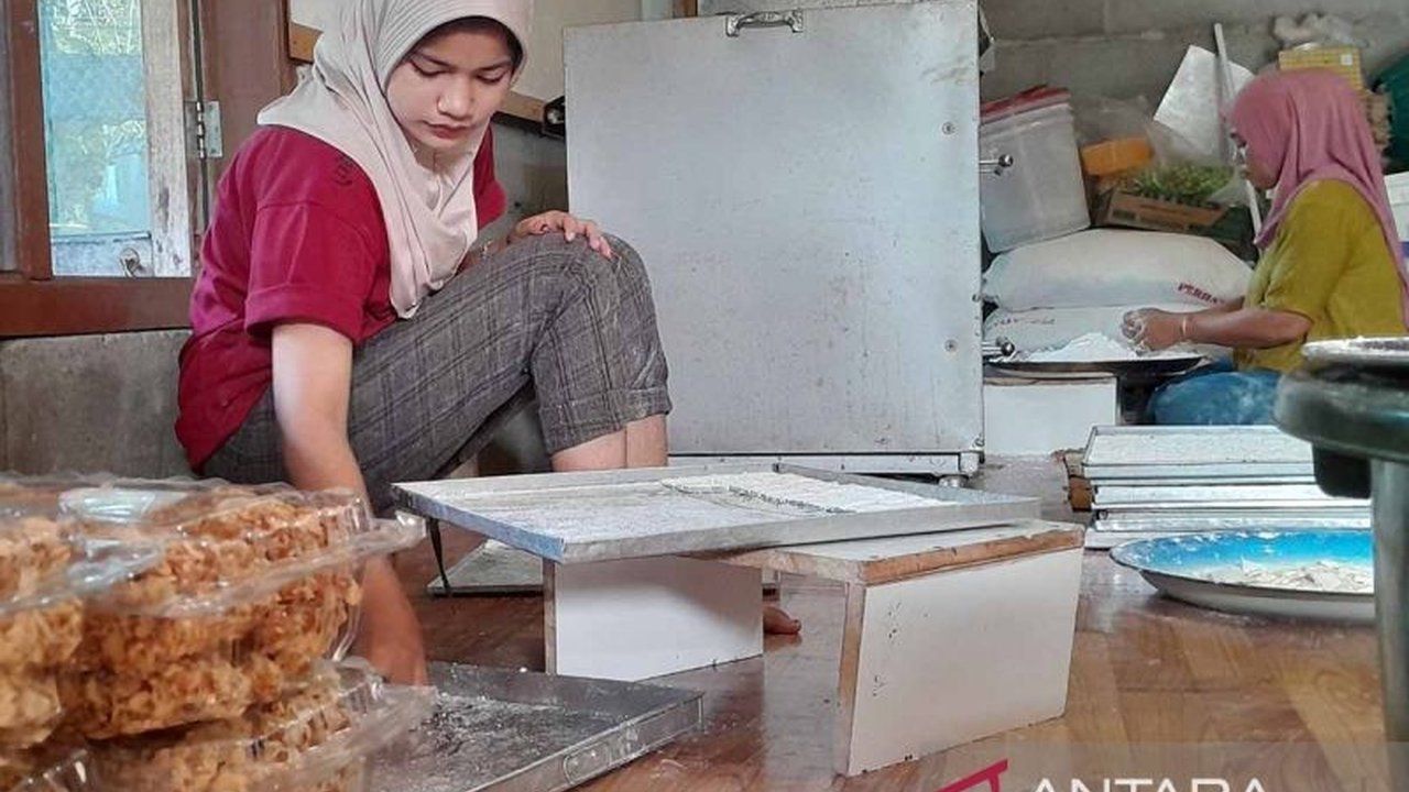 Menjelang Idul Fitri 1446 H, pesanan kue lebaran di Aceh Besar meningkat signifikan, mendorong pelaku UMKM seperti Win Kue untuk menambah pekerja dan memberdayakan ibu-ibu sekitar.