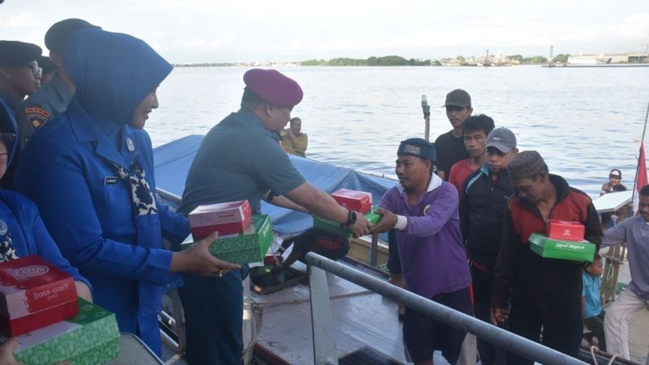Danlantamal VI, Brigjen TNI (Mar) Wahyudi, melakukan sosialisasi keselamatan berlayar dan pemantauan jalur laut di Makassar untuk para nelayan, khususnya menjelang mudik Lebaran, guna mengantisipasi cuaca buruk dan memastikan keamanan pelayaran.
