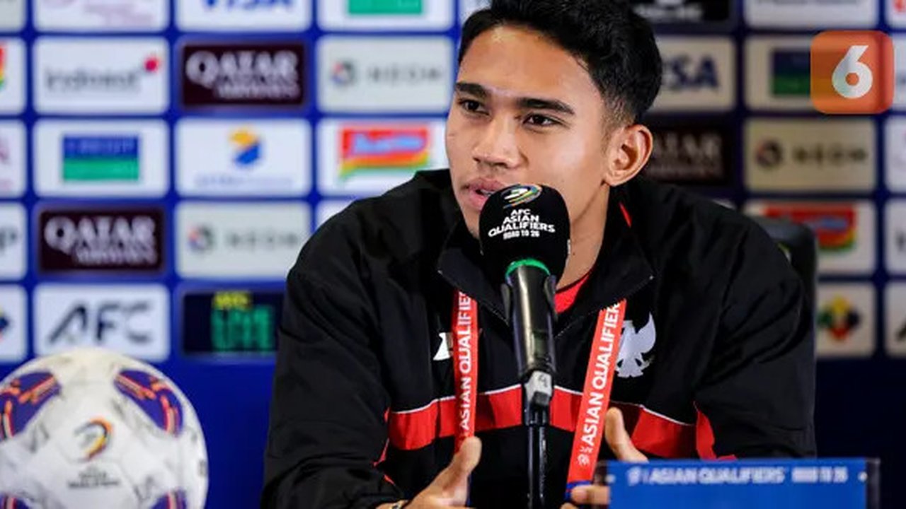 Gelandang Timnas Indonesia, Marselino Ferdinan mengikuti sesi konferensi pers jelang laga melawan Bahrain di putaran ketiga Kualifikasi Piala Dunia 2026, Senin (24/3/2025). (Bola.com/Bagaskar