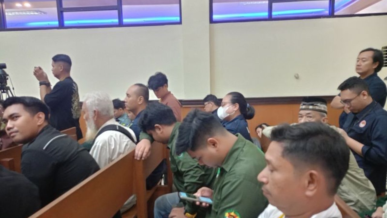 Agam dan Rizky, anak-anak dari almarhum Ilyas Abdurrahman, bos rental mobil yang ditembak di Tol Tangerang-Merak, tak kuasa menahan air mata saat sidang pembacaan vonis tiga terdakwa anggota TNI AL.