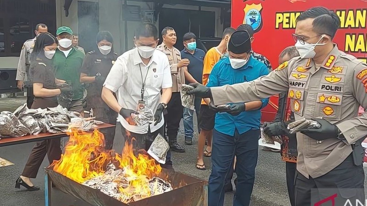 Polresta Sorong memusnahkan barang bukti ganja seberat 6 kg hasil pengungkapan tiga kasus narkoba pada Januari 2025, menunjukkan komitmen tegakkan hukum di Kota Sorong.
