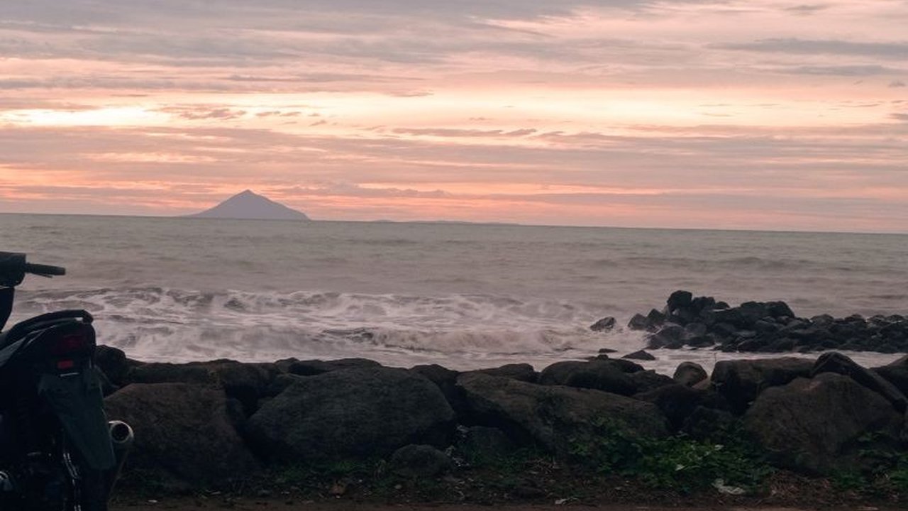 BMKG memperingatkan potensi gelombang laut setinggi 4 meter di perairan selatan Lebak dan Pandeglang, Banten, sehingga masyarakat pesisir dan nelayan diimbau untuk meningkatkan kewaspadaan.