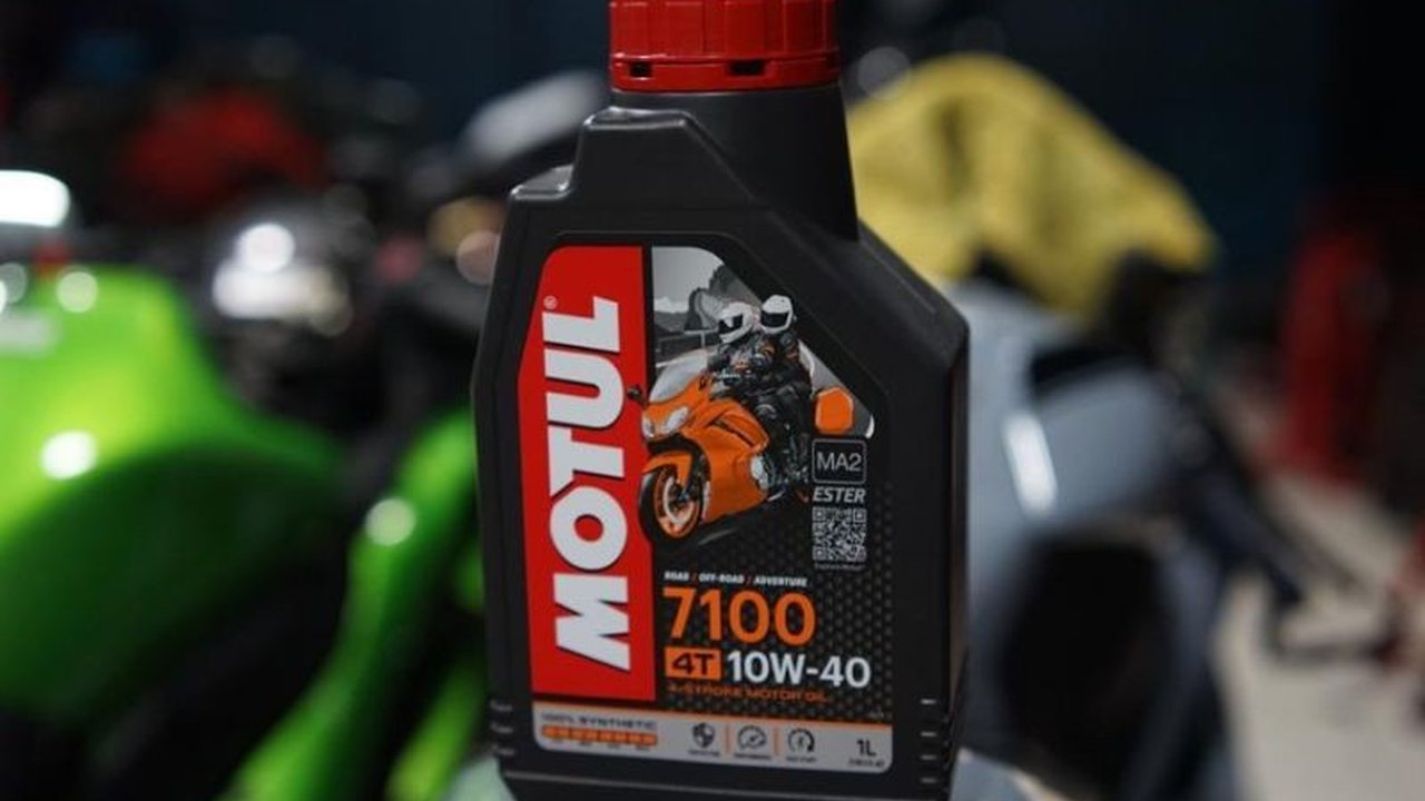 PT Motul Indonesia Energy (MIE) menerapkan strategi unik dengan dua merek, Motul dan Ipone, untuk menembus pasar pelumas premium di Indonesia, memanfaatkan kekuatan merek Motul yang sudah mapan dan mengembangkan Ipone secara bertahap.