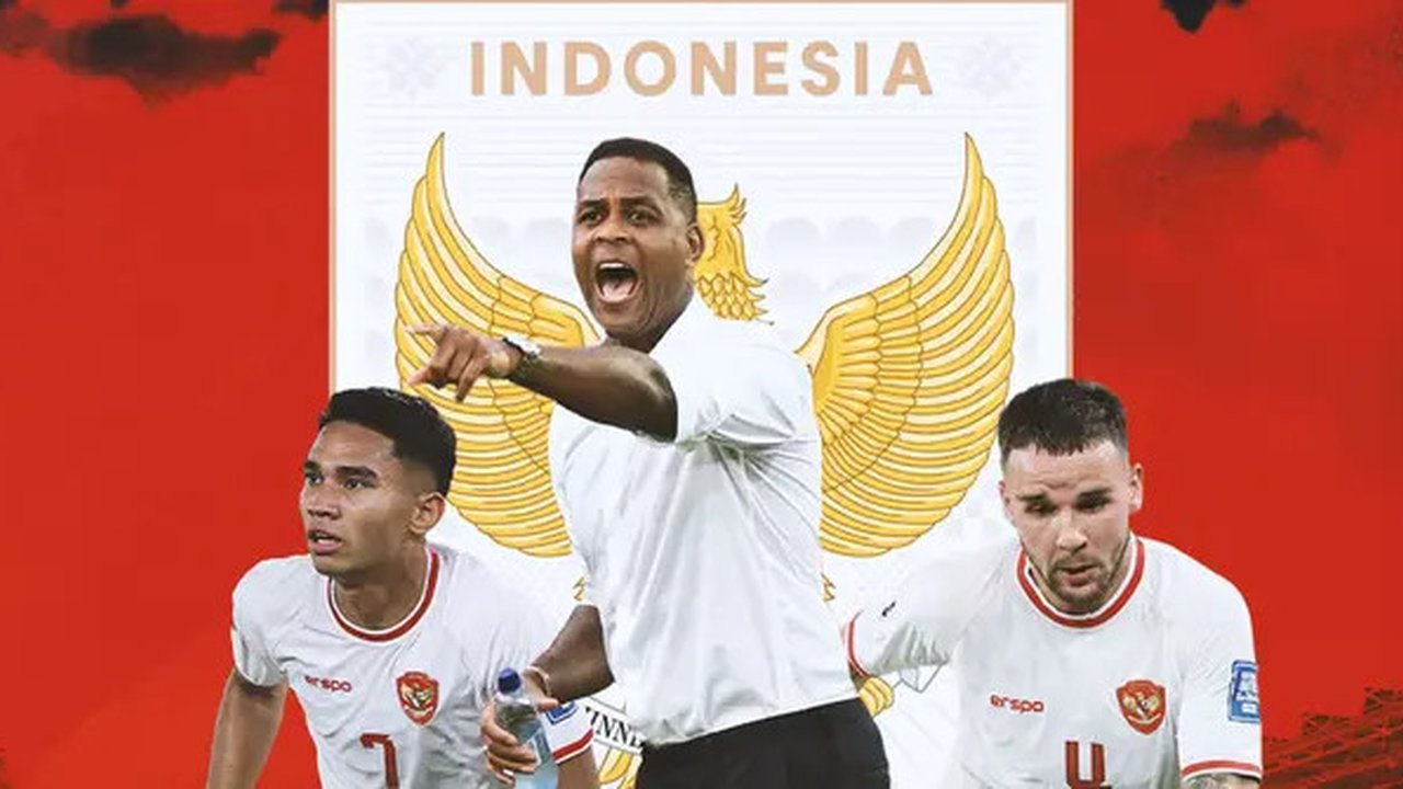 Timnas Indonesia - Patrick Kluivert Dikelilingi Marselino Ferdinan dan Calvin Verdonk (Bola.com/Adreanus Titus)