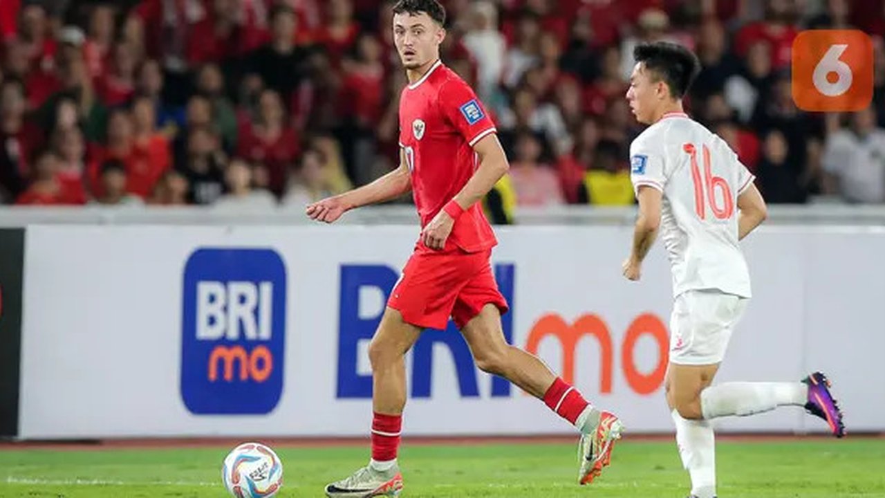 Gelandang Timnas Indonesia, Ivar Jenner menguasai bola dibayangi gelandang Vietnam, Nguyen Thai Son pada laga Grup F kualifikasi Piala Dunia 2026 Zona Asia di Stadion Utama Gelora Bung Kar