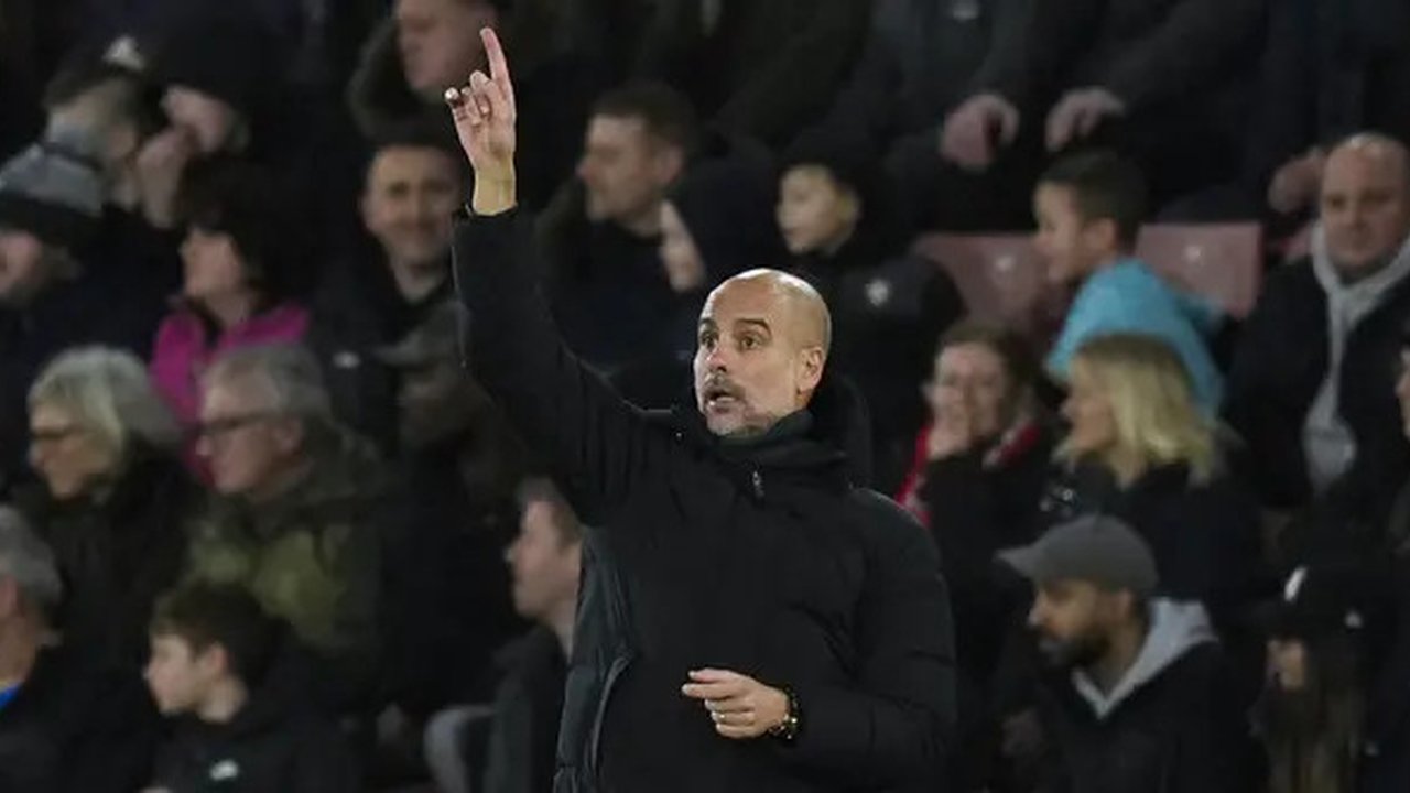 Pada babak kedua, pelatih Manchester City Pep Guardiola mulai memasukkan beberapa pemain inti untuk lebih meningkatkan serangan guna mengejar defisit dua gol. (AP Photo/ Alastair Grant)