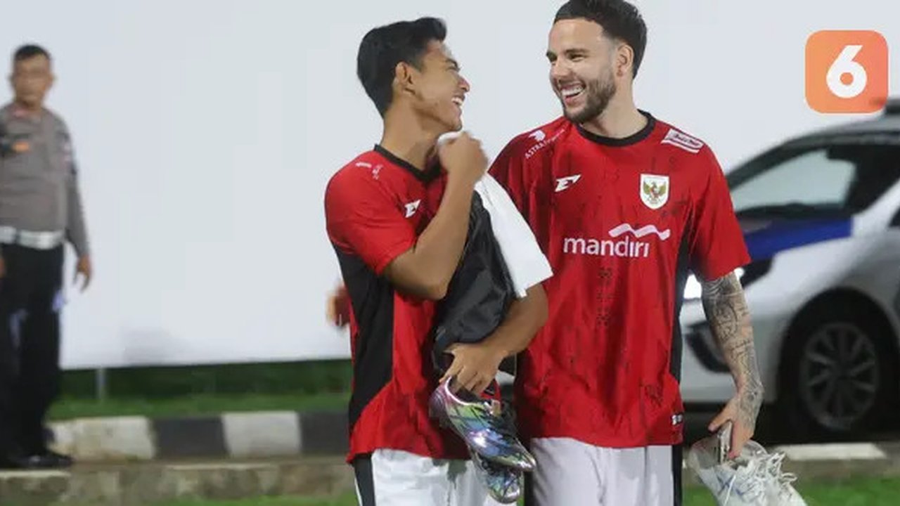 Pemain Timnas Indonesia, Pratama Arhan dan Calvin Verdonk, tampak ceria saat sesi latihan jelang lawan Bahrain di Stadion Madya, Jakarta, Minggu (23/3/2025). (Bola.com/M Iqbal Ichsan)