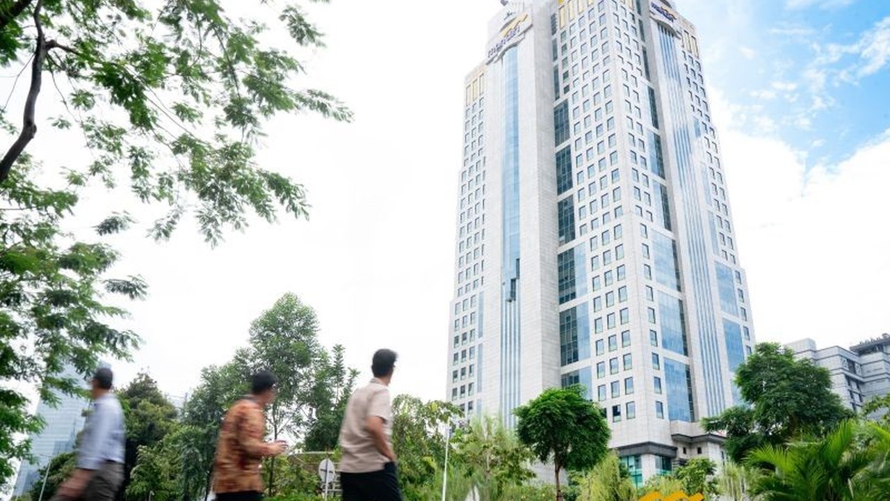 Bank Mandiri sukses menerbitkan global bond senilai 800 juta dolar AS dengan kelebihan permintaan 3,5 kali lipat, menandai kembalinya bank tersebut ke pasar internasional dan kepercayaan investor yang tinggi.