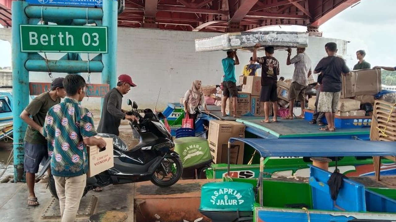 Tingginya angka pemudik Lebaran tahun ini di Palembang membuat speedboat menjadi alternatif transportasi andalan warga menuju Banyuasin, menawarkan kecepatan dan efisiensi waktu tempuh.