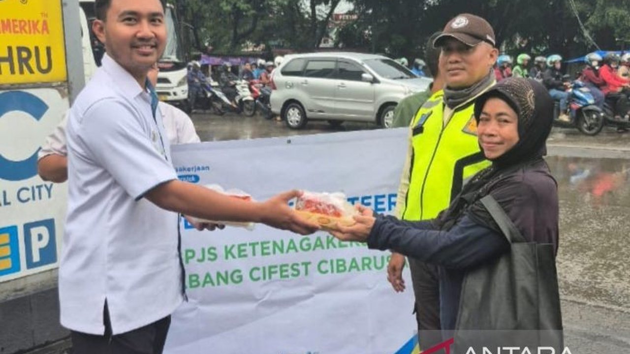 BPJS Ketenagakerjaan Cabang Cifest Kabupaten Bekasi berbagi takjil kepada masyarakat sekitar melalui program employee volunteering, meningkatkan kepedulian sosial dan mempererat hubungan perusahaan dengan komunitas.