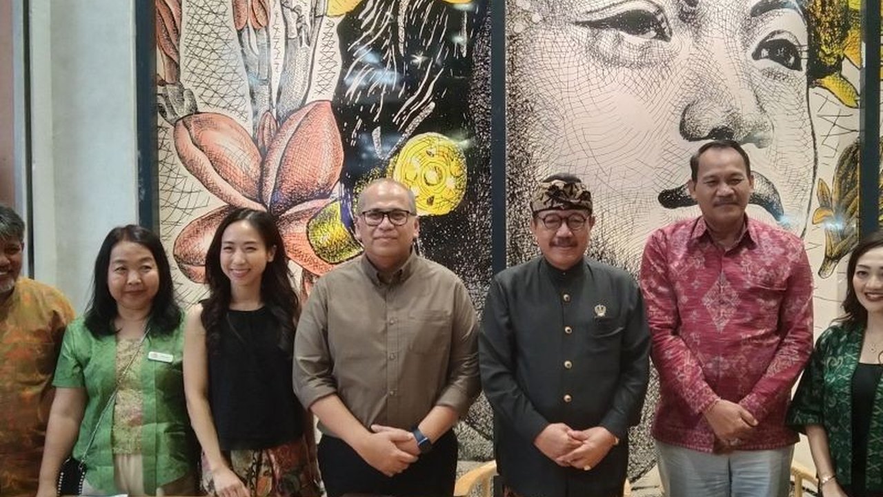 Living World Denpasar berkolaborasi dengan 100 UMKM lokal dalam Festival Sriwedari, menawarkan beragam produk dan pertunjukan seni budaya selama libur panjang Nyepi dan Idul Fitri 2025.