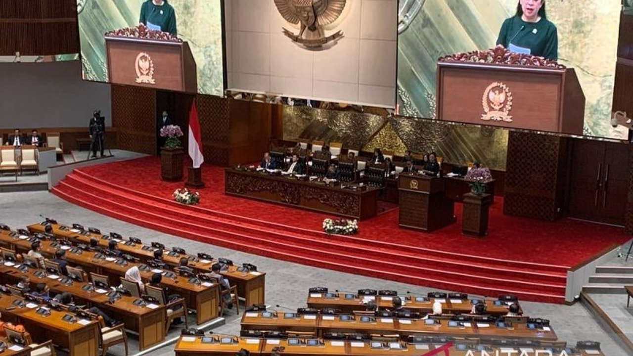 DPR RI bersama pemerintah telah mengesahkan tiga RUU penting menjadi UU pada masa sidang II Tahun Sidang 2024-2025, meliputi sektor pertambangan, BUMN, dan TNI.
