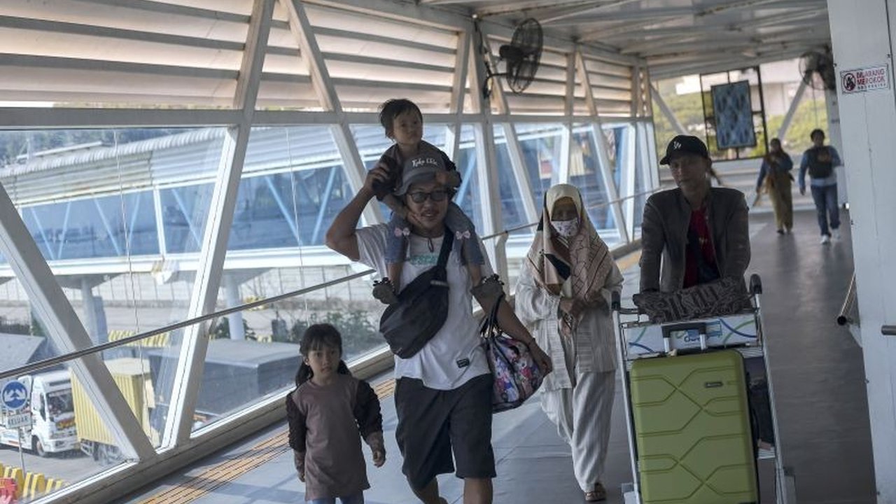 ASDP mencatat lonjakan penumpang Lebaran 2025 di Pelabuhan Merak, mencapai 46.785 orang pada H-7, meskipun jumlah kendaraan mengalami penurunan.