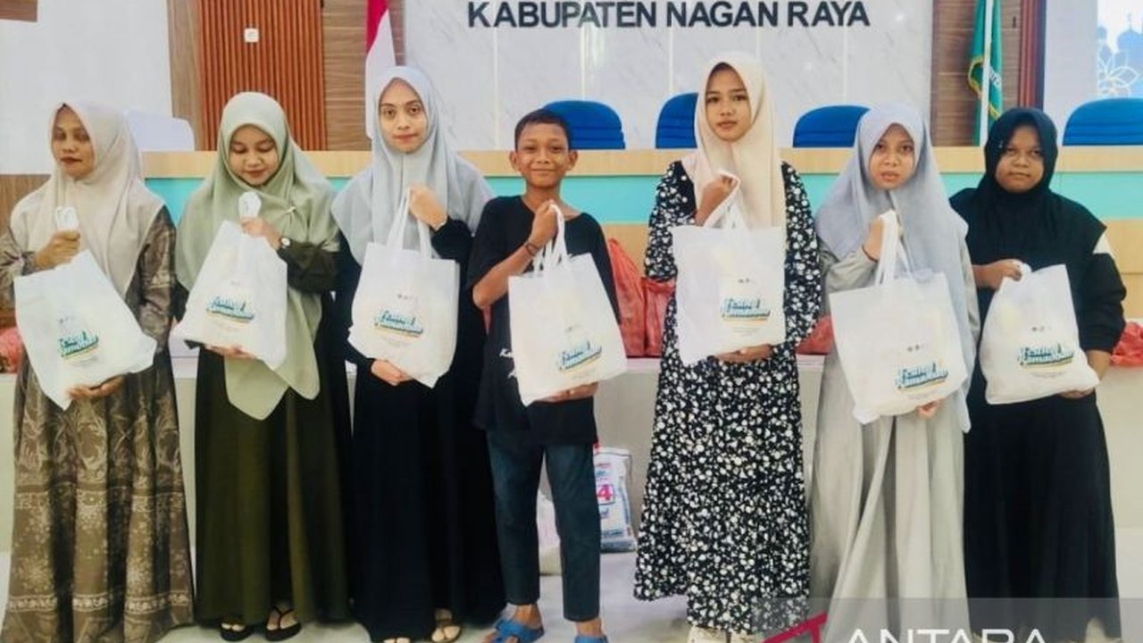 Kemenag Nagan Raya, Aceh, berbagi 300 paket sembako kepada siswa madrasah dan masyarakat kurang mampu menjelang Lebaran untuk meringankan beban ekonomi mereka di bulan Ramadhan.