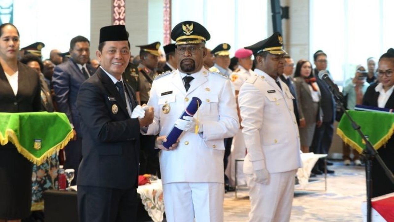 Yunus Wonda Resmi Dilantik Jadi Bupati Jayapura Periode 2025-2030