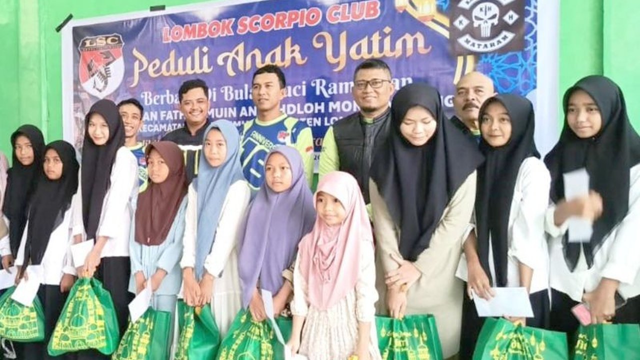 Komunitas motor Lombok Scorpio Club (LSC) di Lombok Timur, NTB, menggelar aksi sosial dengan menyantuni anak yatim, piatu, dan fakir miskin di LKSA Nurul Wathan NW Montong Tangi.