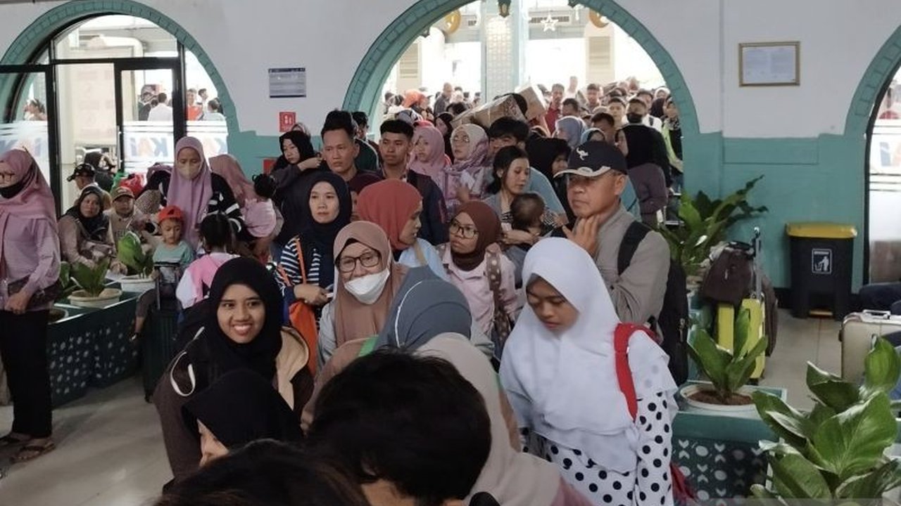 KAI Daop 1 Jakarta mengimbau pemudik di Stasiun Pasar Senen untuk teliti jadwal keberangkatan kereta api karena jadwal kereta berimpitan selama periode mudik Lebaran 2025.