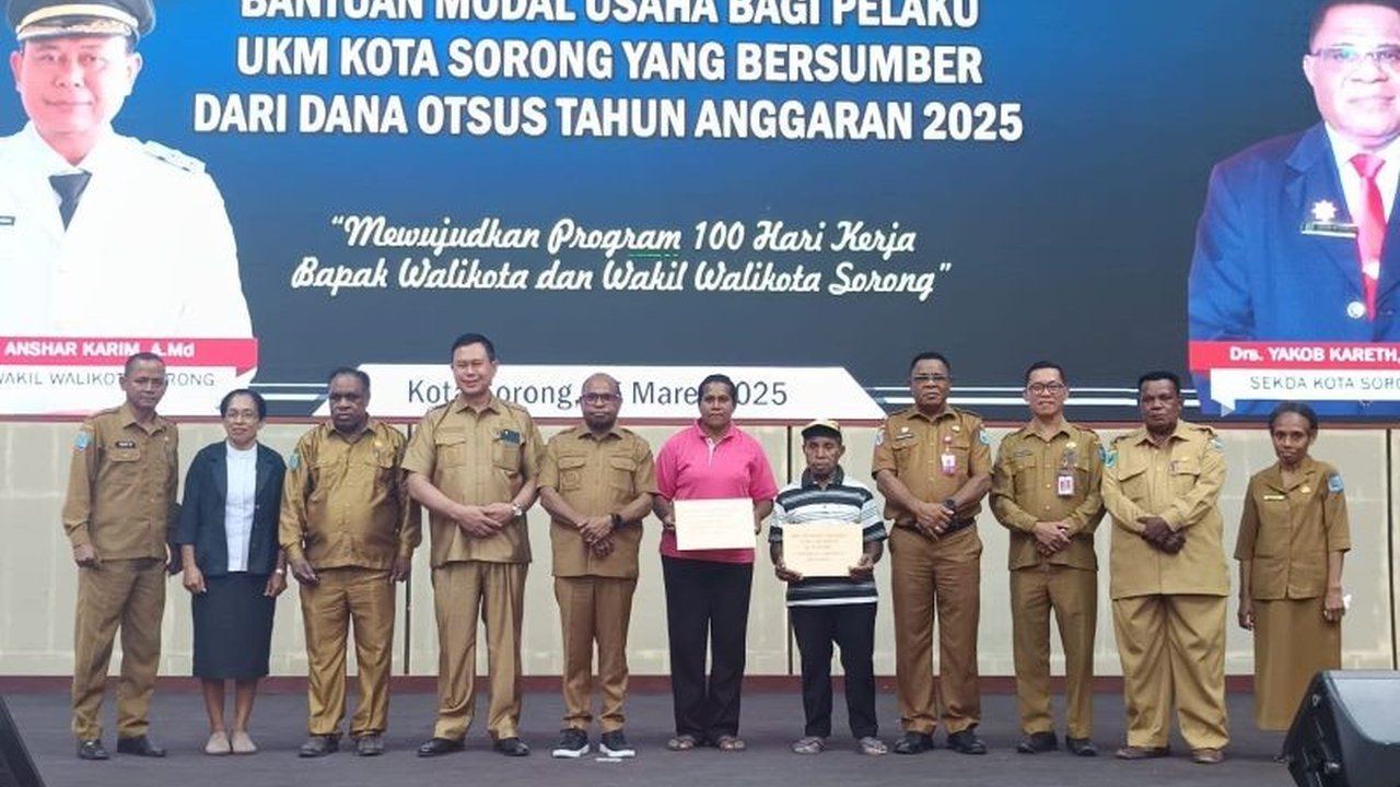 Pemerintah Kota Sorong salurkan bantuan modal usaha senilai Rp8,5 juta kepada 180 pelaku UMKM dari dana otsus untuk meningkatkan perekonomian masyarakat.