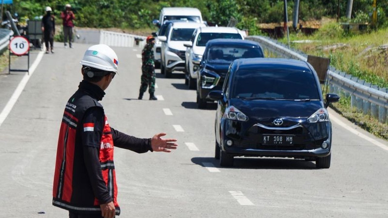 Pemudik dari Kalimantan Timur ke Kalimantan Selatan merasakan manfaat Tol Kota Nusantara yang memangkas waktu tempuh perjalanan mudik Lebaran 2025 hingga 1-2 jam.
