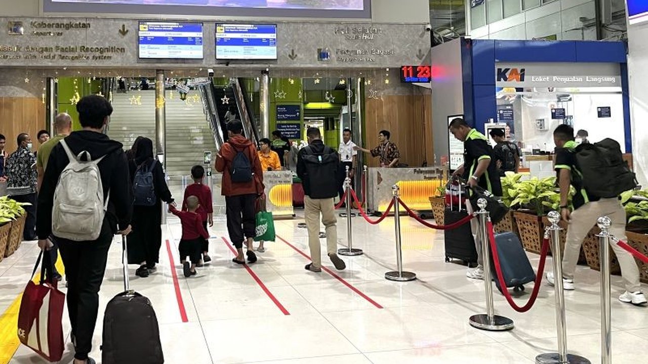 PT Kereta Api Indonesia (KAI) telah melayani 689.274 penumpang kereta api di Jawa dan Sumatera selama empat hari pertama periode mudik Lebaran 2025, menunjukkan tingginya kepercayaan masyarakat pada transportasi kereta api.