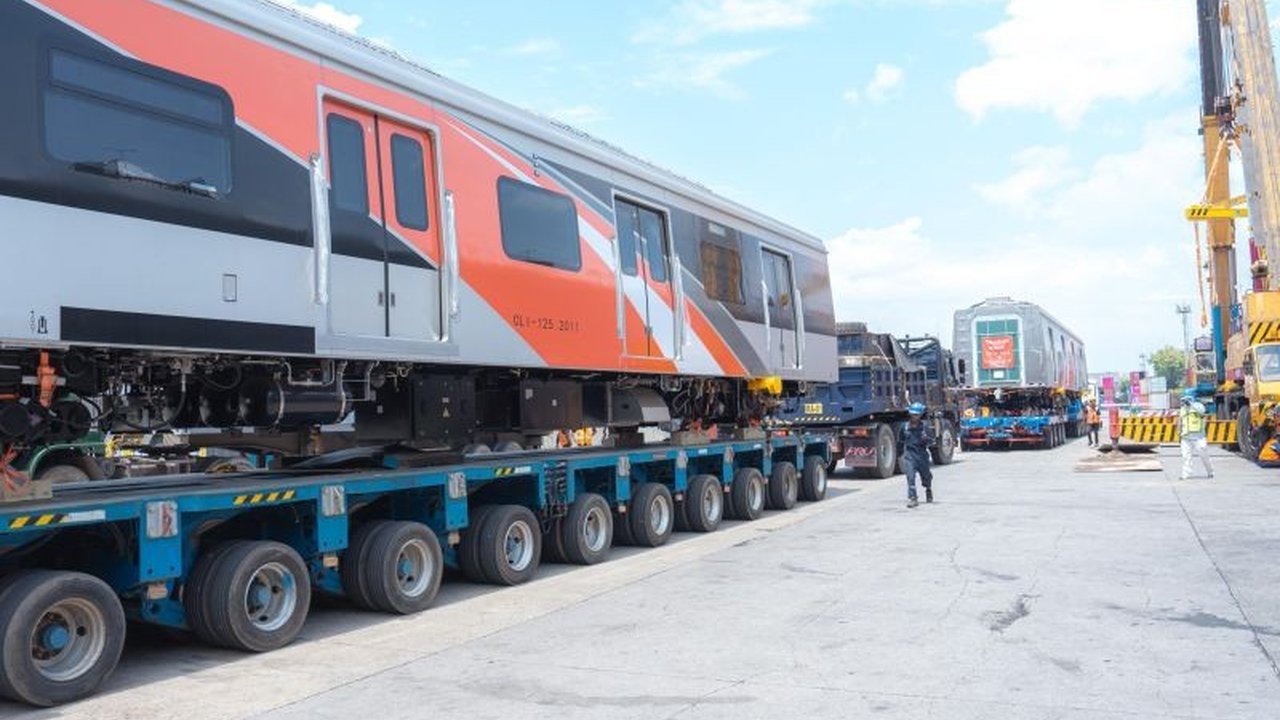 PT Pelindo Solusi Logistik (SPSL) berhasil menangani kedatangan dan mobilisasi 24 gerbong KRL baru dari China untuk meningkatkan layanan transportasi publik di Indonesia.