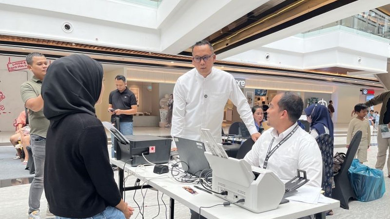 Kantor Imigrasi Batam telah menerbitkan 15.437 e-paspor hingga Februari 2025, dengan layanan M-paspor hingga 200 pemohon per hari, menandai era paspor elektronik 100 persen.