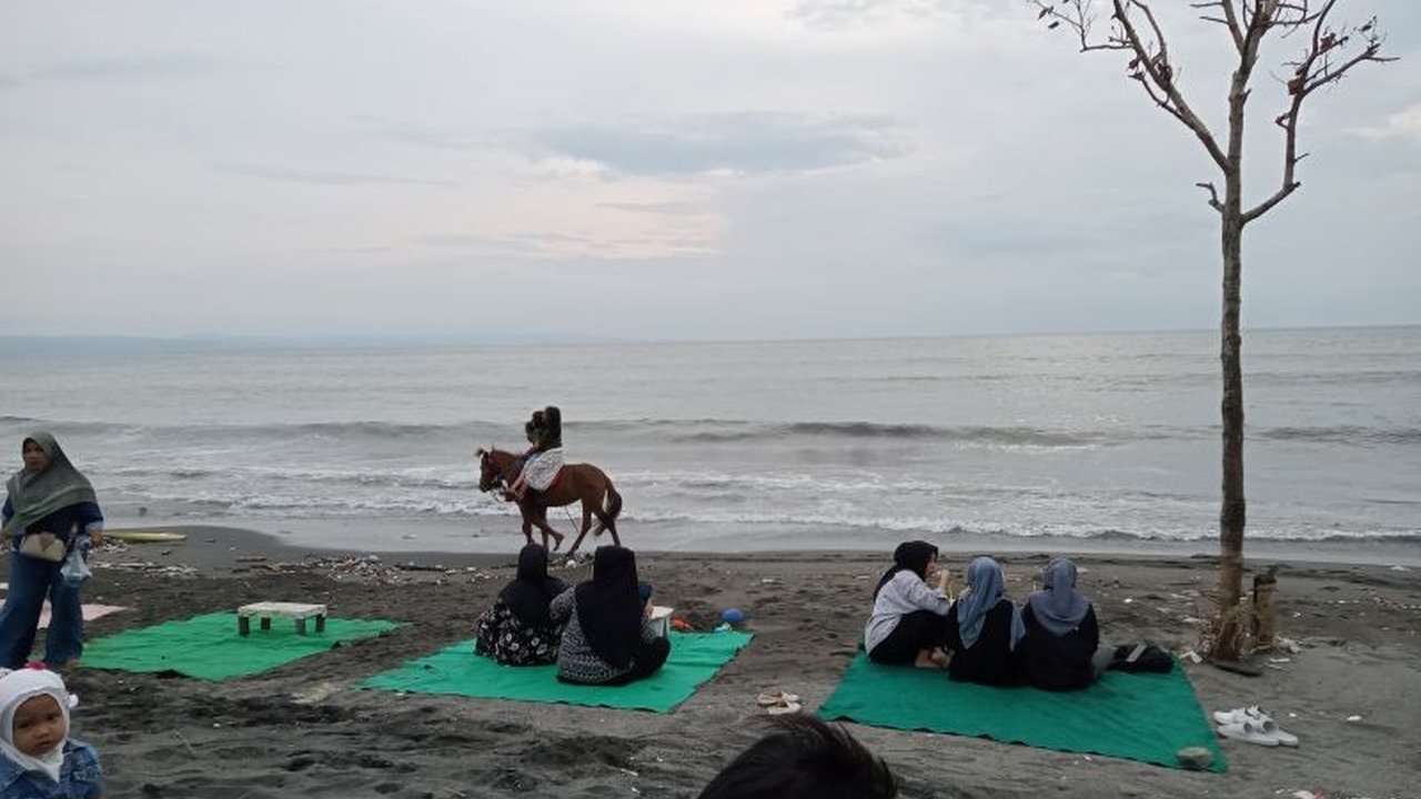 Dinas Pariwisata Mataram meningkatkan pengawasan objek wisata selama libur Lebaran 2025 guna memastikan keamanan dan kenyamanan wisatawan, terutama di kawasan pantai yang ramai dikunjungi.