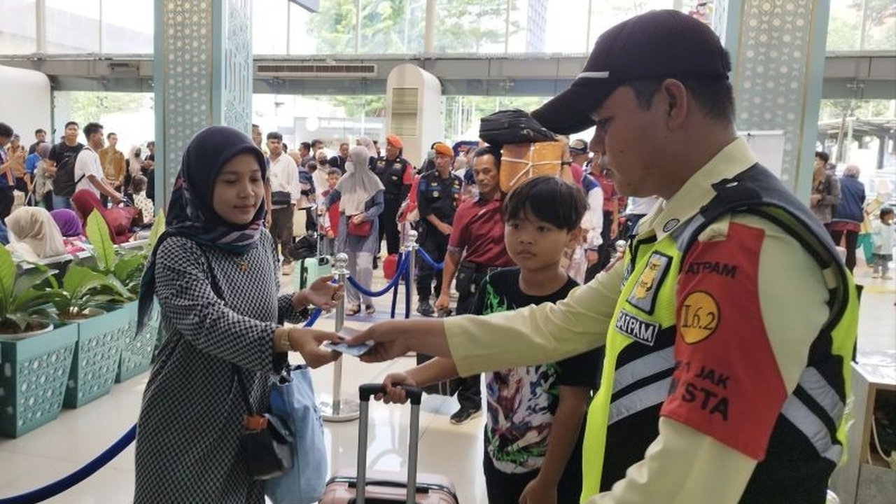 PT KAI Daop 1 mengatur sirkulasi pemudik di Stasiun Pasar Senen untuk mencegah penumpukan penumpang menjelang Lebaran 2025, meskipun lonjakan pemudik sudah mulai terlihat sejak H-6.