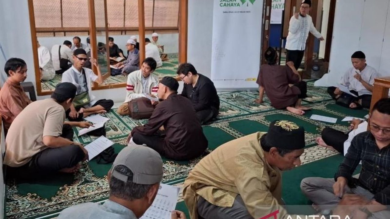 Baznas kembali menyelenggarakan Program Pesantren Jalan Cahaya, memberikan pendidikan agama inklusif bagi 1.500 penyandang disabilitas rungu wicara di Jabodetabek, dengan fokus pada akhlak, fikih, dan Al-Quran isyarat.