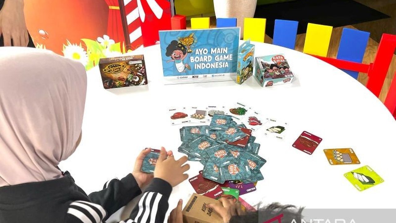 PT Kereta Api Indonesia (KAI) berkolaborasi dengan Kemenekraf dan APIBGI menghadirkan Zona Asyik di Stasiun Gambir dan Pasar Senen, menawarkan permainan board game lokal dan mendukung industri kreatif Indonesia.