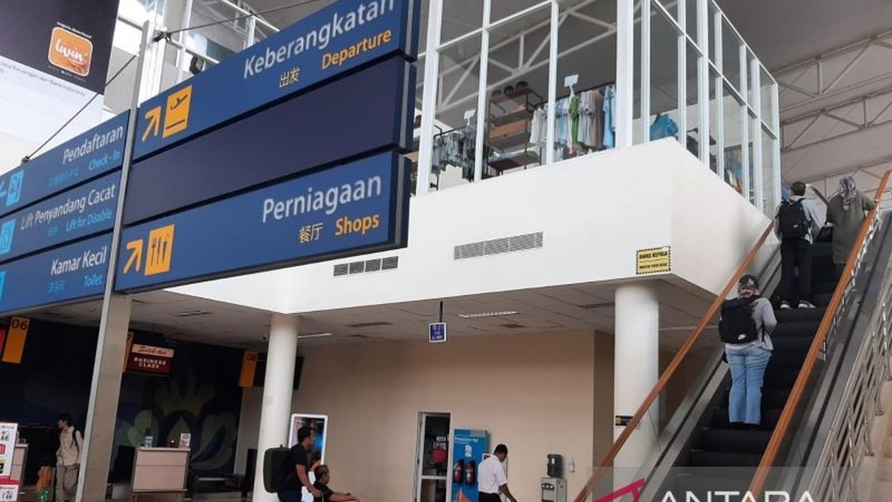 Bandara Raja Haji Fisabilillah (RHF) Tanjungpinang memprediksi puncak arus mudik Lebaran 1446 H akan terjadi pada 27 Maret 2025 dengan jumlah penumpang mencapai 905 orang, sementara puncak arus balik diperkirakan pada 7 April 2024.