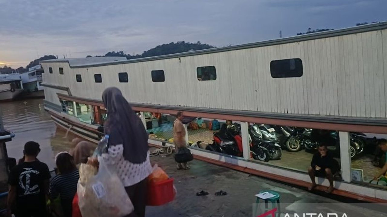 Tiga kapal sungai diberangkatkan dari Dermaga Mahakam Ulu Samarinda menuju Kutai Barat, membawa ratusan penumpang dan puluhan ton sembako untuk arus mudik Lebaran.