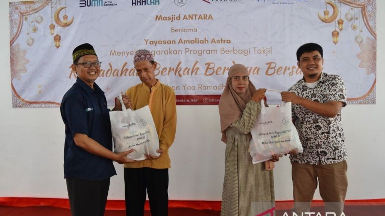 Perum LKBN ANTARA bersama Yayasan Amaliah Astra membagikan 125 paket sembako Lebaran kepada warga sekitar Pasar Baru dan karyawan alih daya dalam rangka mempererat silaturahmi dan berbagi di bulan Ramadhan.
