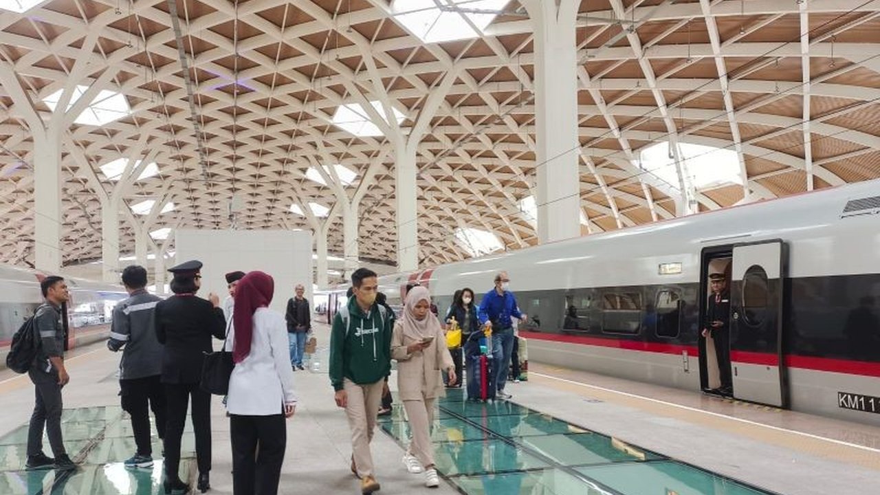 PT Kereta Cepat Indonesia China (KCIC) mengumumkan kebijakan reschedule hingga 15 menit setelah jadwal keberangkatan untuk memudahkan penumpang mudik Lebaran 2025, serta berbagai persiapan lainnya.