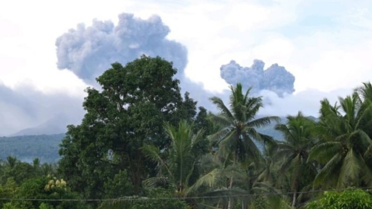 Gunung Dukono di Halmahera Utara kembali erupsi Selasa pagi, menyemburkan kolom abu vulkanik setinggi 600 meter dan berpotensi membahayakan warga sekitar.