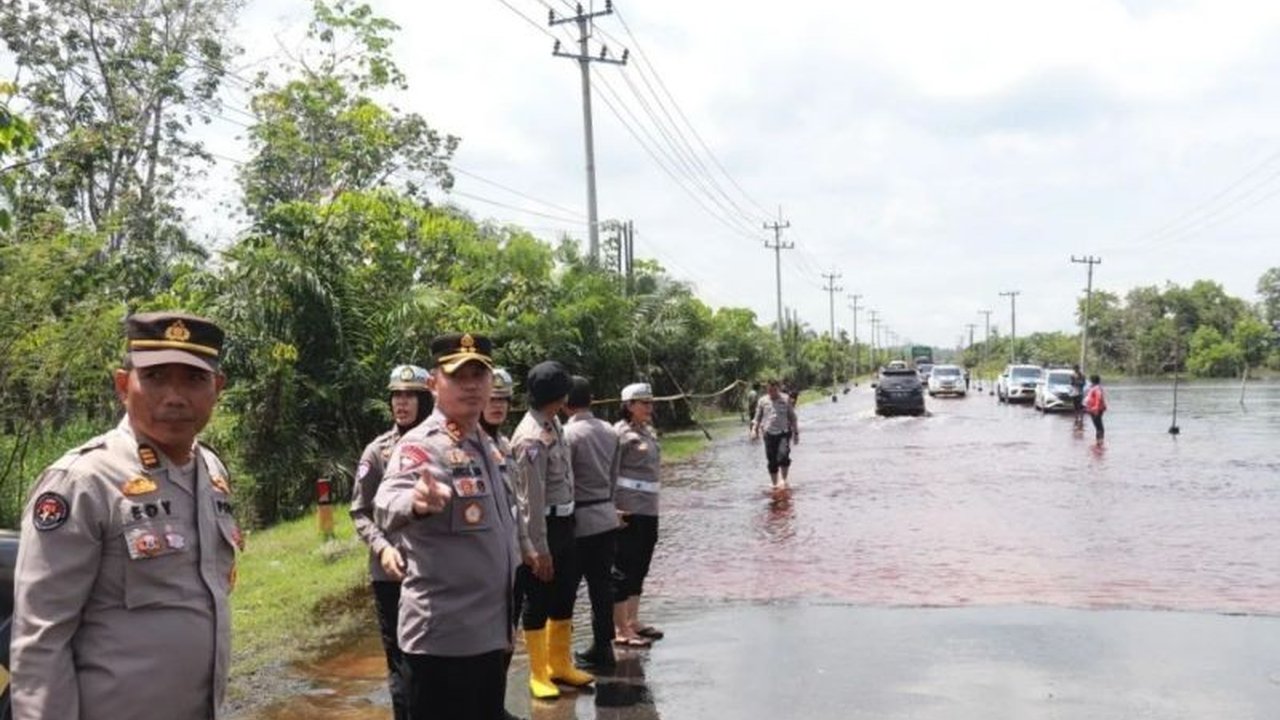 Banjir di Jalan Lintas Timur (Jalintim) Sumatera di Pelalawan, Riau, akibat luapan Sungai Kampar telah surut, namun kerusakan jalan yang parah menjadi ancaman baru bagi pengendara.