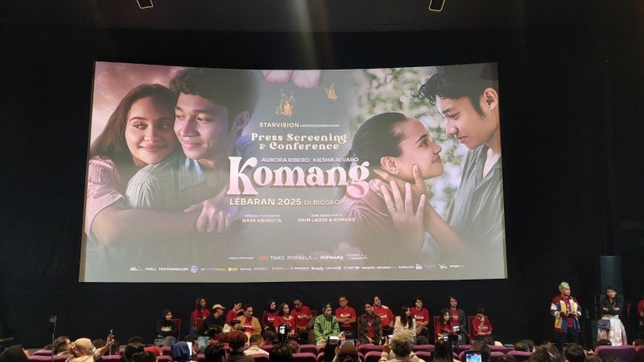 Sutradara Naya Anindita ungkap tantangan terbesar dalam mengadaptasi kisah nyata pasangan beda budaya, Raim Laode dan Komang Ade, ke dalam film 