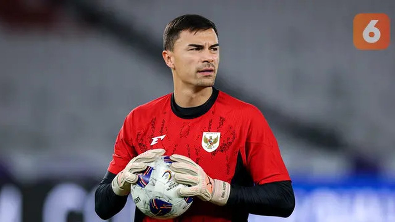 Kiper Timnas Indonesia, Emil Audero saat latihan resmi menjelang laga putaran ketiga Grup C Kualifikasi Piala Dunia 2026 di Stadion Utama Gelora Bung Karno (SUGBK), Senayan, Jakarta, Senin