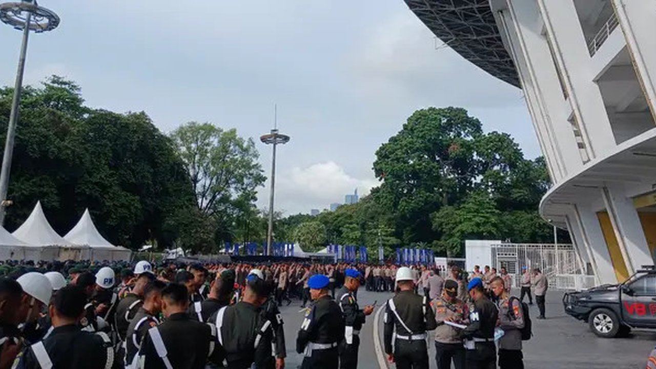 Aparat keamanan bersiap jelang laga Timnas Indonesia Vs Timnas Bahrain di Stadion Utama Gelora Bung Karno, Jakarta, Selasa (25/3/2025). (Bola.comHery Kurniawan).