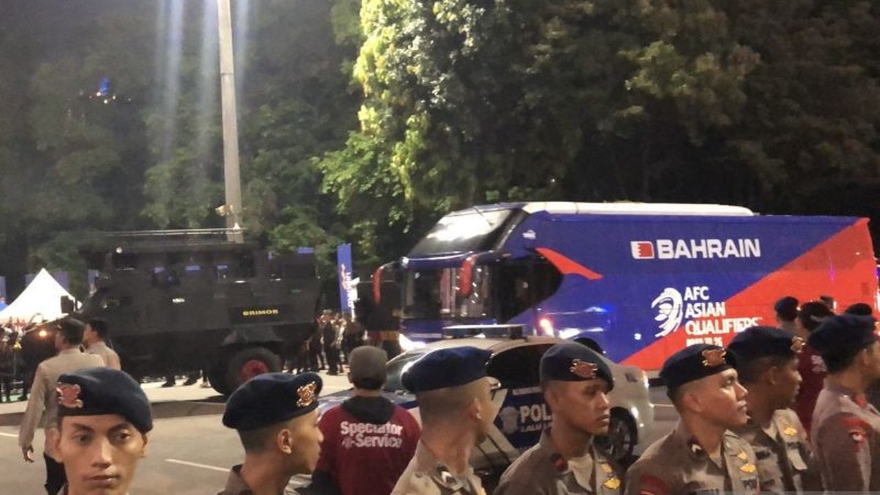 Kedatangan Timnas Bahrain di Stadion Utama Gelora Bung Karno (GBK) untuk laga Kualifikasi Piala Dunia 2026 dikawal ketat oleh aparat kepolisian, berbeda dengan kedatangan Timnas Indonesia.
