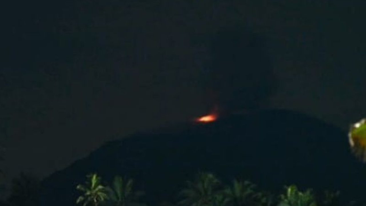 Gunung Ibu di Halmahera Barat, Maluku Utara, erupsi pada Selasa malam, 25 Maret 2024, memuntahkan lava pijar hingga 100 meter dan abu vulkanik setinggi 600 meter. Status gunung masih siaga.