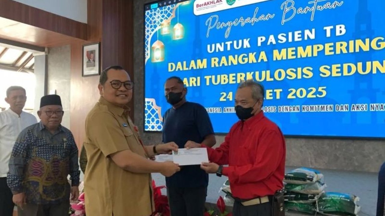 Dinas Kesehatan Kalimantan Timur menyalurkan bantuan uang tunai dan sembako kepada 69 pasien TB RO di Samarinda dalam rangka memperingati Hari Tuberkulosis Sedunia 2025, sebagai bentuk kepedulian dan dukungan terhadap pengobatan.