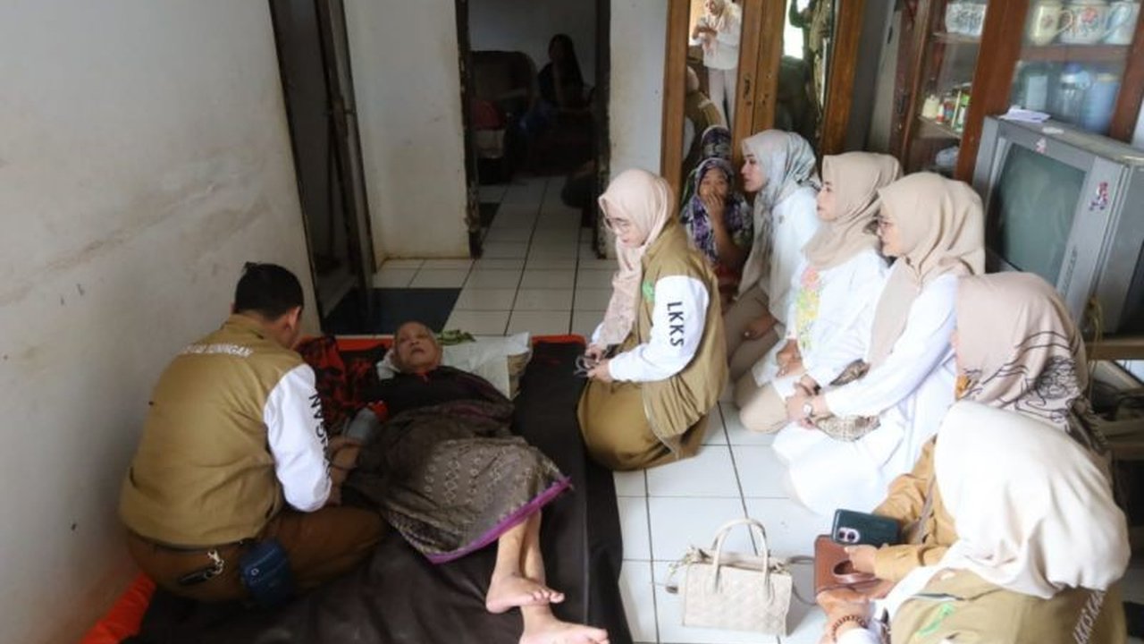 Lembaga Koordinasi Kesejahteraan Sosial (LKKS) Kabupaten Kuningan memberikan bantuan sembako dan perlengkapan tidur kepada warga kurang mampu yang sakit di Kecamatan Darma dan Kadugede.