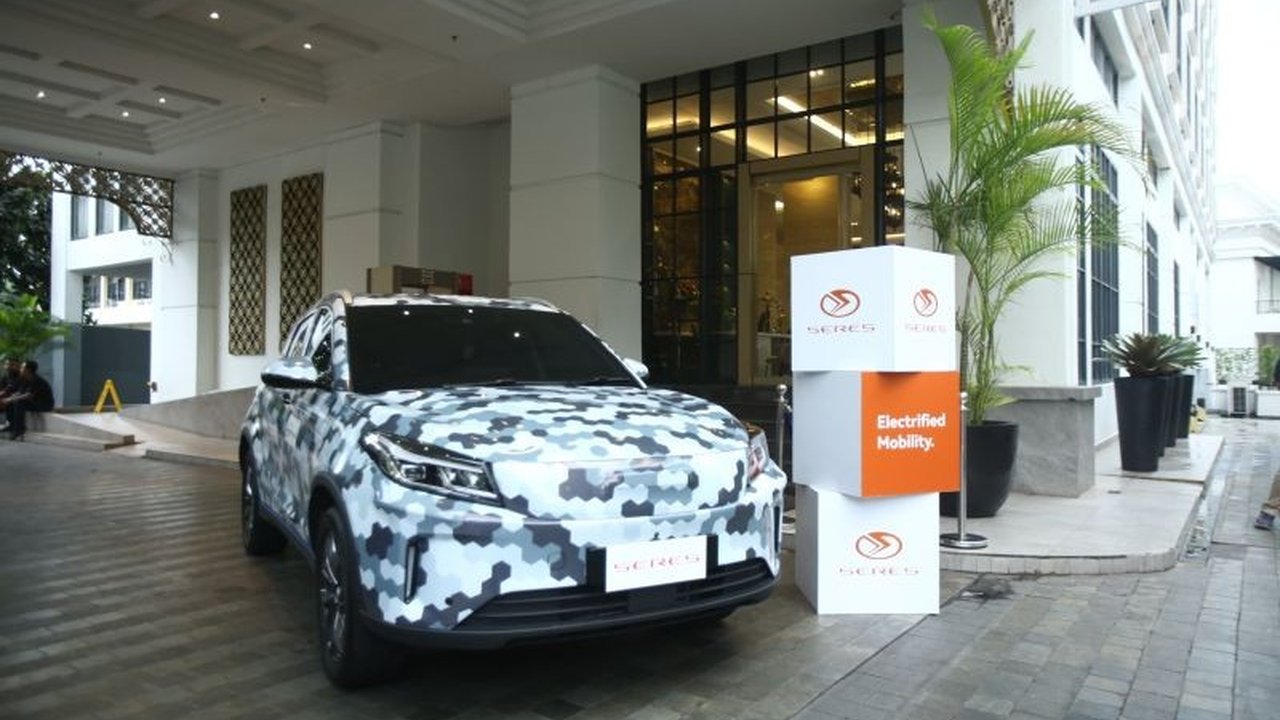 PT Sokonindo Automobile mengumumkan peluncuran Seres E3, SUV listrik modern yang diproduksi lokal, pada PEVS 2025, menyasar kaum urban profesional.