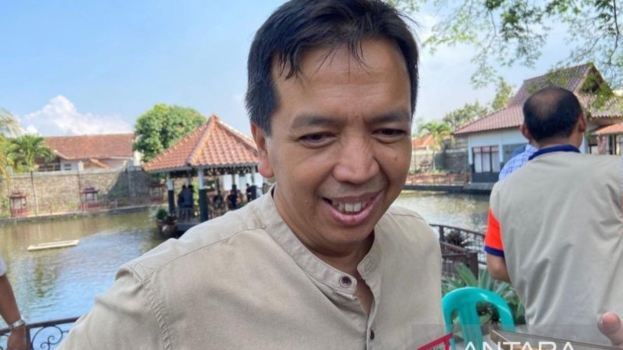 Pemerintah Kabupaten Cianjur menyiapkan anggaran Rp76 miliar untuk rehabilitasi 30 kilometer jalan kabupaten yang rusak di tahun 2025, menargetkan perbaikan setelah Lebaran.