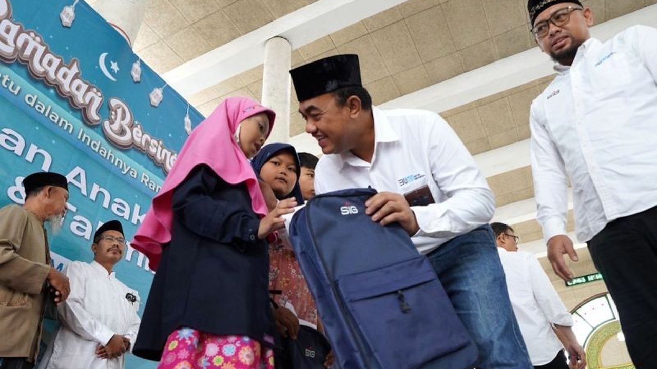 PT Semen Indonesia (SIG) menyalurkan bantuan sembako, THR, dan santunan kepada 430 warga Gresik di bulan Ramadan, meliputi guru TPQ, anak yatim, penyandang disabilitas, dan fasilitas ibadah.