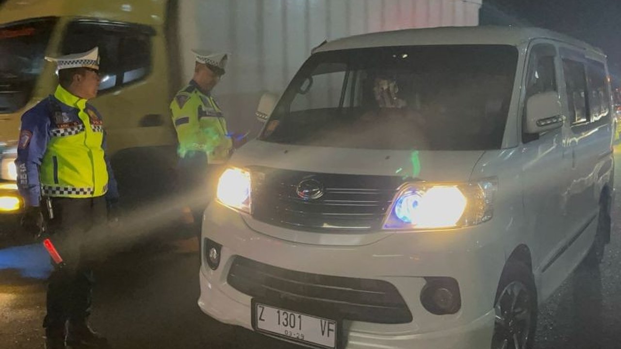 Polres Garut gencar melakukan razia travel ilegal di jalur mudik untuk memastikan keamanan dan kenyamanan pemudik Lebaran 2025, menindak tegas kendaraan yang beroperasi tanpa izin dan melanggar aturan.
