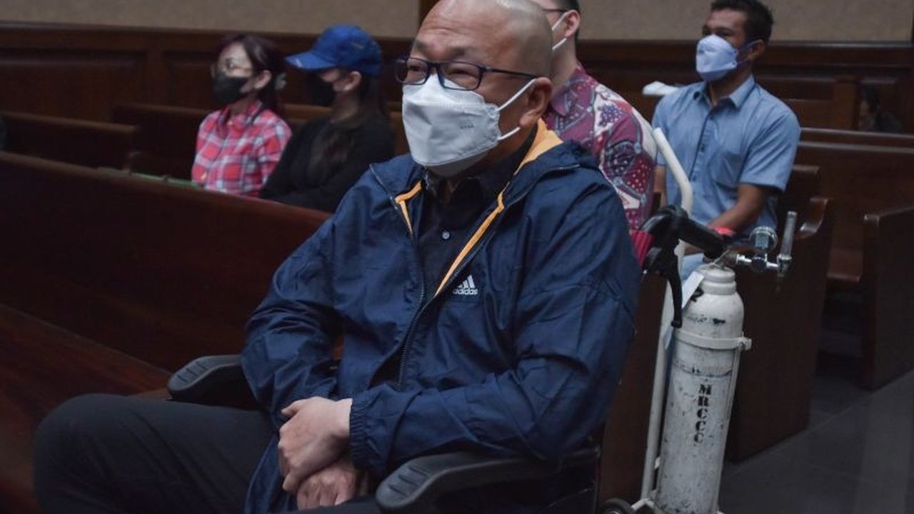 Majelis Hakim Tipikor Jakarta mengizinkan Fandy Lingga, adik Hendry Lie, mengikuti sidang kasus korupsi timah secara daring karena kondisi kesehatannya yang memburuk pasca transplantasi.